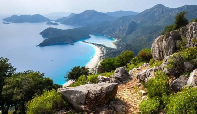 <p><strong>Muğla'nın Fethiye ilçesinden başlayıp Antalya'nın Konyaaltı ilçesine kadar uzanan ve üzerinde en az 21 yürüyüş parkuru bulunan Likya Yolu, yaklaşık 540 kilometrelik bir alanı kapsıyor.</strong></p>
