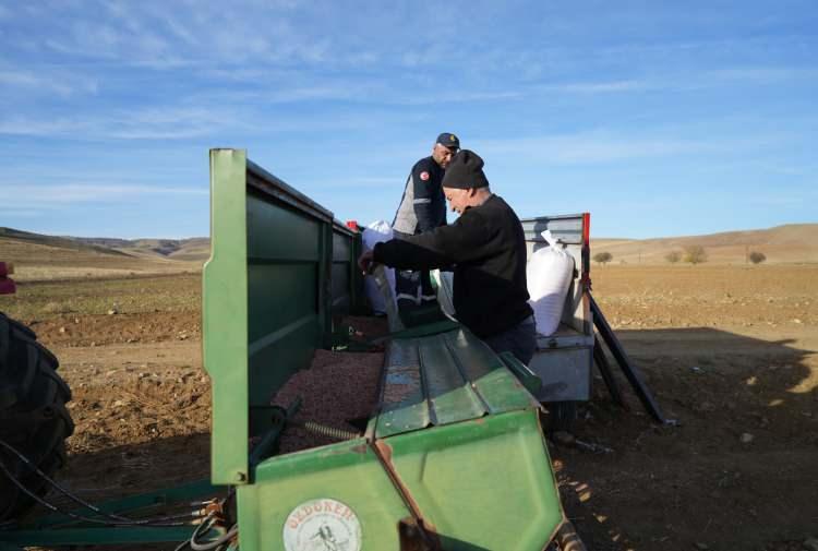 <p>Çocukluk yıllarının Pırıklı köyünde geçtiğini belirten Cengiz Kuzaytepe, İHA muhabirine yaptığı açıklamada, soylarının Kayı Obası'na dayandığını söyledi. Kuzaytepe, "Geçmişimiz Kayı Obası'na dayanıyor, Türkmeniz. Sivas tarafından bu tarafa göç edilmiş. E-Devlet üzerinden kütük sorgulaması yaptığımızda, soyumuzun Sivas tarafındaki Kayı Obası'nın bir koluna kadar uzandığını görüyoruz. O dönemlerde aileler buraya gelmiş ve bu köy kurulmuş" dedi.</p>
