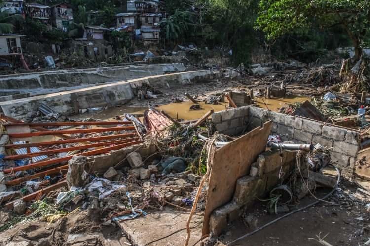 <p>Eyalet Valisi Pamela Baricuatro, <strong>"Asıl tehlikenin rüzgar olacağını düşünmüştük ama su insanlarımızı büyük risk altına soktu. Selin etkisi yıkıcı."</strong> dedi.</p>

<p>Bilim insanları, insan kaynaklı iklim değişikliğinin tayfunları daha güçlü hale getirdiğini, sıcak okyanusların fırtınaların hızla güçlenmesine yol açtığını vurguluyor.</p>

<p>Yetkililer, Kalmaegi’nin rotası üzerindeki yaklaşık 400 bin kişinin önceden tahliye edildiğini açıkladı.</p>
