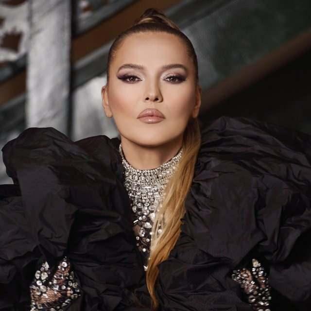 <p><strong>Ünlü şarkıcı Demet Akalın, geçtiğimiz günlerde yakın arkadaşı Esra Balamir ile birlikte Sultan Baba Türbesi'ne gitti.</strong></p>
