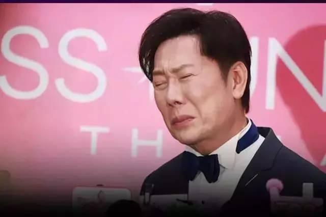 <p>Olay sonrası düzenlenen basın toplantısında gözyaşlarını tutamayan Tayland direktörü <strong>Nawat Itsaragrisil</strong>, <span style="color:#800080"><em><strong>"Direkt olarak 'aptal kafa' demedim, sadece zarar verdiğini ifade ettim"</strong></em></span> diyerek <strong>büyük bir linçle karşı karşıya olduğunu</strong> ifade etti.</p>
