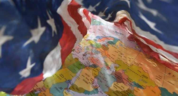 <p><span style="color:#B22222"><strong>ABD, İLK ONDAKİ ÜLKELER İLE İSTEDİĞİ GİBİ OYNAYABİLİYOR!</strong></span></p>

<p> </p>

<p>Ticaretin yanı sıra, ABD birçok alanda kritik bir rol oynuyor. Teknoloji, enerji ve tarım gibi sektörlerde ABD ile yapılan alışveriş, bu ülkelerin günlük hayatı ve sanayisi için hayati önem taşıyor. ABD pazarındaki değişiklikler, bu alanlarda faaliyet gösteren ülkelerin üretim ve ihracatını zorlayabiliyor.</p>

<p> </p>

<p><strong>HABER 7 Teknoloji ve Ekonomi ekibi olarak, Trading Economics'in açıkladığı veriler doğrultusunda ABD'ye en çok bağımlı ülkeleri sıraladık...</strong></p>
