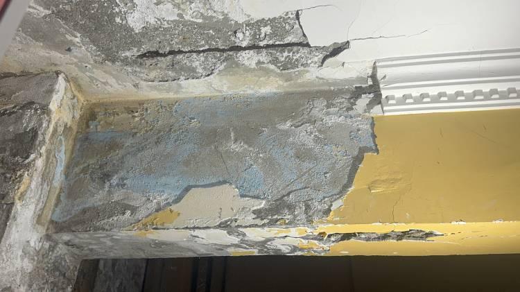 <p>Olayın ardından bina sakinleri durumu belediye ekiplerine bildirdi.</p>

<p> </p>

<p>İhbar üzerine olay yerine itfaiye, polis ile çevre, şehircilik ve iklim değişikliği il müdürlüğü ekipleri sevk edildi.</p>
