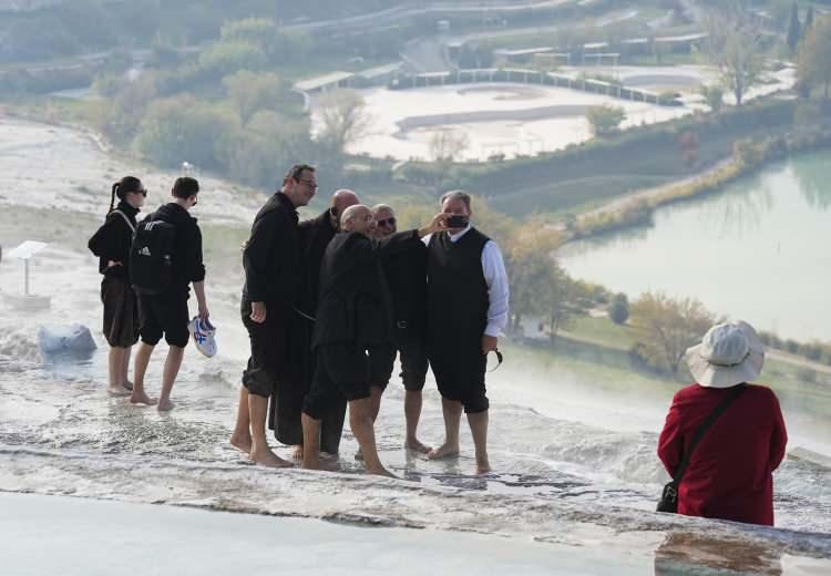 <p>Reina, daha sonra gazetecilere yaptığı açıklamada, Hierapolis ve Laodikya'nın oldukça ilginç yerler olduğunu belirterek şunları kaydetti:</p>

<p> </p>
