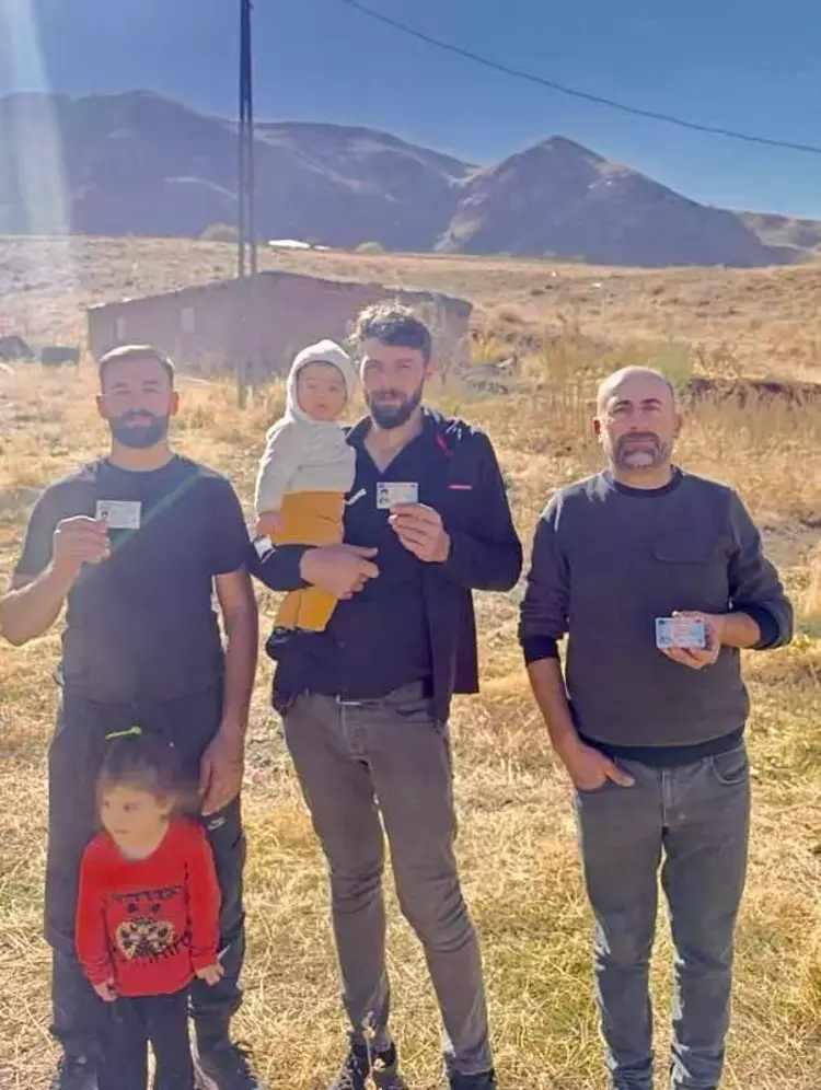 <p><strong>"HİÇBİR ENDİŞEMİZ OLMUYOR"</strong></p>

<p>Muhtar Bilici, akrabalık nedeniyle köyde herhangi bir olayın yaşanmadığını belirterek, "Dedemiz 1915'lerde buraya yerleşti. Çocukları ve torunları da aynı soyadıyla buradaki yaşamlarını sürdürüyorlar. Bundan mutluluk duyuyoruz. Köyde hepimiz bir aileyiz; amcalar, amca çocukları, kuzenler olarak birlik ve beraberlik içinde yaşıyoruz. Biz bu köyde birbirimize güveniyoruz. Mesela bir yere gittiğimizde evimizin kapısını kilitlemeden gidebiliyoruz. Çünkü komşularımız ya amcamızdır ya da amcamızın oğlu. Onlar gelip, evimize çocuklarımıza bakıyorlar. Bu yüzden de hiçbir endişemiz olmuyor" dedi.</p>
