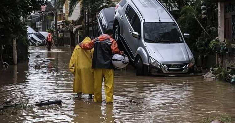 <p>Alejandro, <strong>"Bu kez en çok büyük şehirler etkilendi, son derece kentleşmiş alanlar tamamen sular altında kaldı."</strong> dedi.</p>
