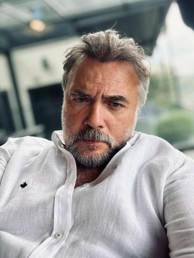 <p>Oynadığı dizilerle adından oldukça söz ettiren ve son dönemde sunduğu Kim Milyoner Olmak İster yarışmasıyla öne çıkan usta oyuncu Oktay Kaynarca katıldığı bir mekan çaılışında gazetecilerin sorularını yanıtladı. </p>
