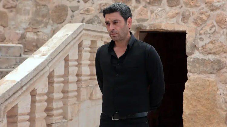 <p><strong>Ozan Akbaba ve Sinem Ünsal'ın başrollerini paylaştığı 'Uzak Şehir' dizisinden paylaşılan bir set fotoğrafı sosyal medyada gündem oldu.</strong></p>
