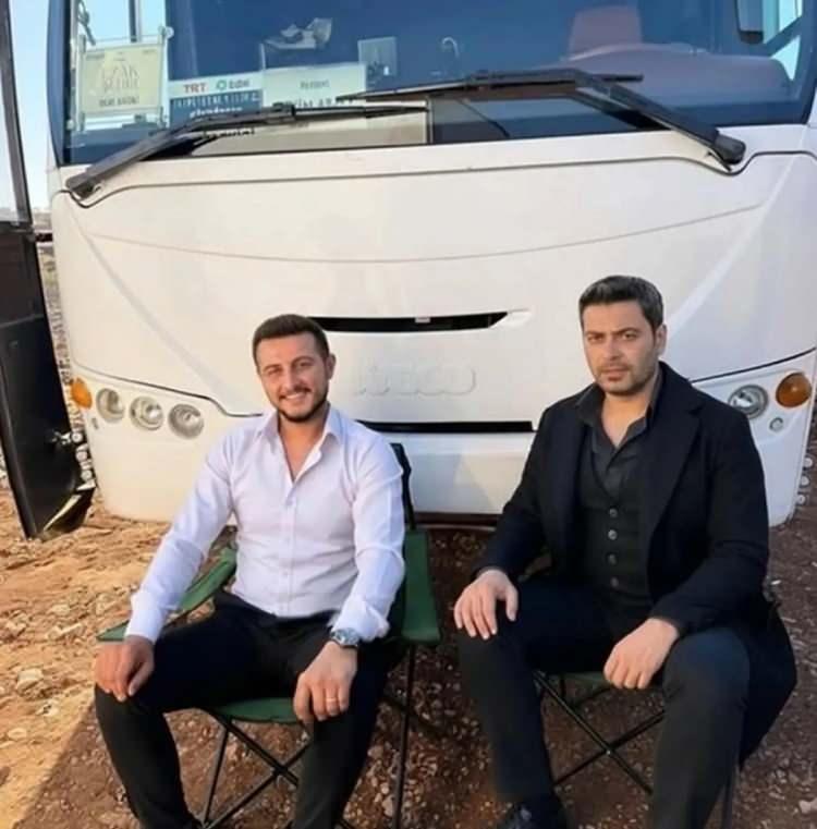 <p>Dublörün <strong>ünlü oyuncuya olan benzerliği</strong>, takipçiler arasında <strong>şaşkınlık ve esprili yorumlara yol açtı.</strong></p>
