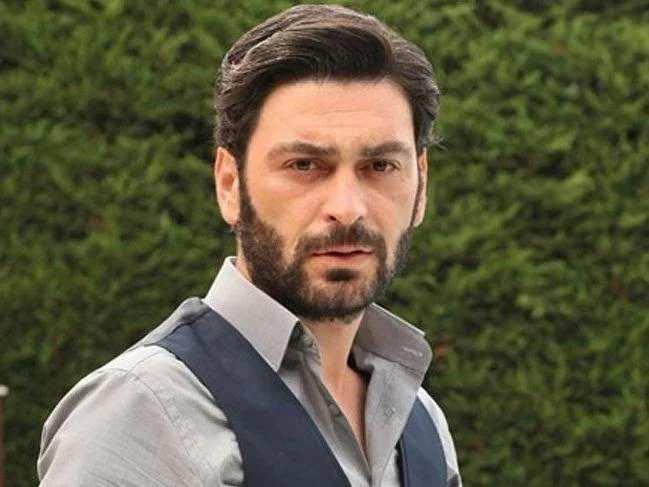 <p>Dublörün kimliği henüz netleşmezken, <strong>bazı sosyal medya kullanıcıları fotoğrafın yapay zeka olduğunu savundu.</strong></p>
