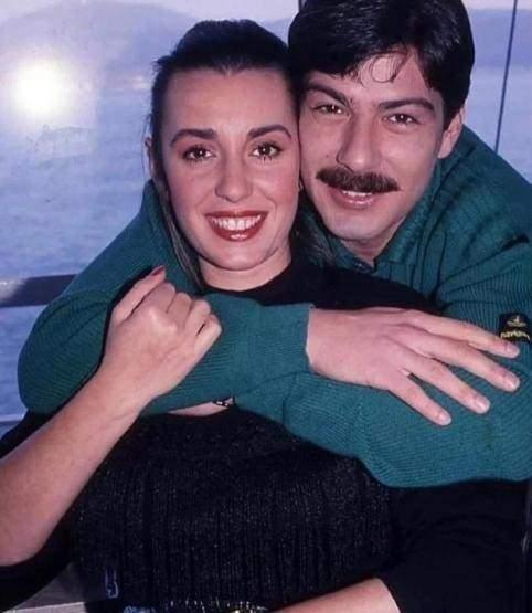 <p><span style="color:#FF0000"><strong>"BENİM HİKAYEM SENSİN"</strong></span></p>

<p><strong>Henüz 38 yaşında yaşamını yitiren eşiyle karelerini sosyal medya hesabından paylaşan ünlü sanatçı, şu ifadeleri kullandı:</strong></p>

<p><strong>''Seninle başlayan her şey kalbimin en güzel köşesine yazıldı. </strong></p>
