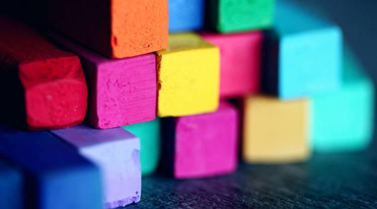 <p><span style="color:#B22222"><em><strong>Renkler, yalnızca estetik bir detay değil aynı zamanda enerjimizi, ruh halimizi ve günlük davranışlarımızı önemli ölçüde etkileyen güçlü bir araç. Her rengin kendine özgü psikolojik bir etkisi olduğunu ortaya koyan araştırmacılar, bazı renklerin özellikle belirli kişilik bozukluklarıyla bağlantılı olduğunu gözler önüne serdi.</strong></em></span></p>
