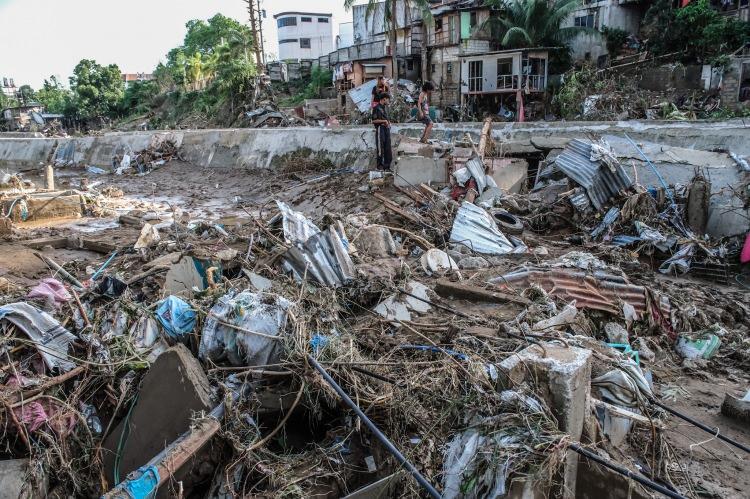<p>53 yaşındaki Reynaldo Vergara, <strong>"Dün buradaki sel çok şiddetliydi. Dükkanımdaki her şey sürüklendi gitti. Daha önce böyle bir şey hiç yaşanmadı."</strong> sözleriyle yaşanan felaketi anlattı.</p>
