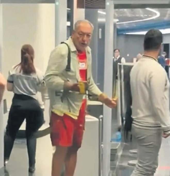 <p>Muhtar'ın elinde telefonu varken X-ray cihazından geçmek istediği, görevlilerin uyarısı üzerine kısa süreli bir tartışma yaşandığı görülmüştü. Muhtar'ın, <strong>"Zulmetmeyi annenizden mi, babanızdan mı öğrendiniz?"</strong> diyerek tepki göstermişti.</p>

<p> </p>
