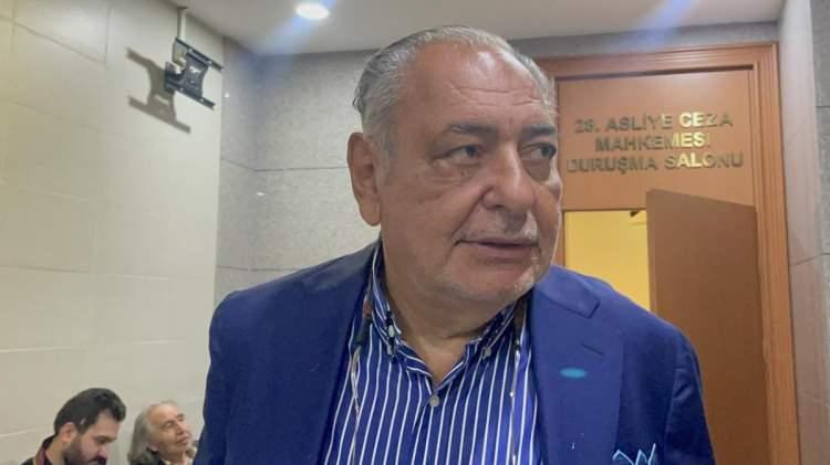 <p><span style="color:#B22222"><strong>KABİN MEMURLARINA KÜFÜRLER YAĞDIRDI</strong></span></p>

<p>"Ancak Muhtar, kimseye aldırış etmediği gibi kabin memurlarına küfürler yağdırdı. Rezalet tam yarım saat sürdü. Uçak bu yüzden geç kalktı. THY personeli profesyonelce ve sabırlı davranarak rezaletin daha da büyümesini engelledi. Muhtar'ı en sonunda kalkıp ekonomideki kendi yerine oturmaya ikna ettiler. Olan uçak personeline ve rezalet yüzünden beklemek zorunda kalan yolculara oldu."</p>
