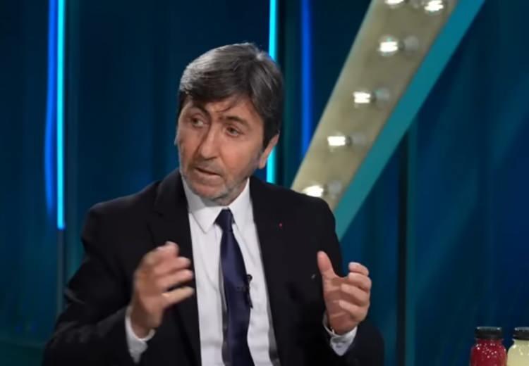 <p>Oyuncuların enerjisi artıyor, iletişimleri iyi. Tabii hoca geldiği zaman deneme yanılmayla gidiyordu."</p>
