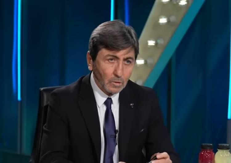 <p>Hemen hemen ligin 3'te 1'i. 11. haftaya geldik. Galatasaray'ın puan kaybı sonrası, Fenerbahçe'de şimdi Kadıköy'e Galatasaray da gelecek diyor bunu düşünüyor.</p>

