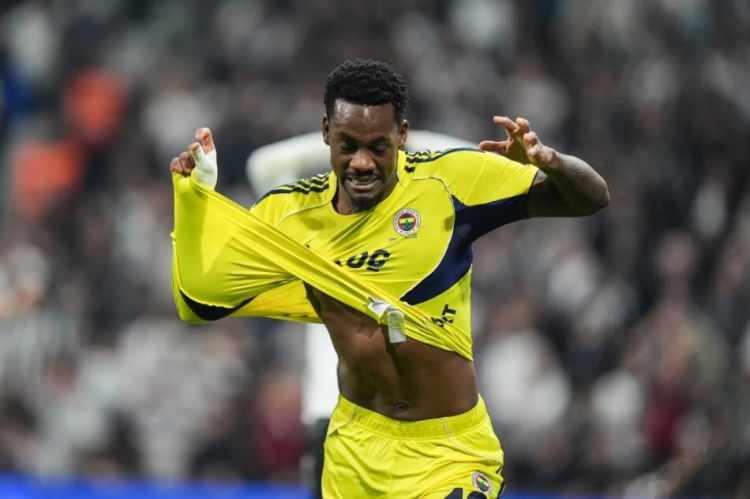 <p>Jhon Duran hayal etmiş golü. Gerçekten bitirici bir vuruş ve bayağı bir emek sarf etti gol için.</p>
