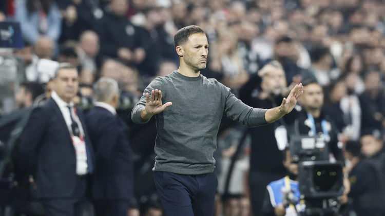 <p>Hocanın enerjisi, oyuncu için çok önemlidir. Oyun durduğu anlarda Jose Mourinho’nun 5 kişiyle birlikte istişare ettiğini hiç hatırlıyor muyuz?</p>
