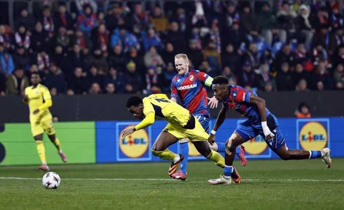 <p>Hakem Duran'ın çekildiğini gördü, penaltıyı verdi. Hakem Skriniar'ı niye çağırdı, 'öncesinde Duran çekiyor' dedi. </p>
