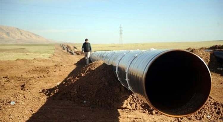 <p><span style="color:#B22222"><strong>ERZURUM'UN PETROL POTANSİYELİNİ ORTAYA KOYUYOR</strong></span></p>

<p> </p>

<p>Belgeler, Erzurum'un farklı bölgelerinde yapılan Rus sondaj ve jeolojik araştırmalarını da ortaya koyuyor. 1916-1917 yıllarında Rus mühendisler, Erzurum'un çeşitli alanlarında sondaj çalışmaları yapmış ve raporlarında bitümlü toprak ve zayıf petrol sızıntıları tespit ettiklerini belirtmişti. Bu bulgular, Musul petrollerinin jeolojik damarının Erzurum'un çeşitli bölgelerine kadar uzanabileceği ihtimalini güçlendiriyor ve bölgenin erken dönem enerji potansiyelini gözler önüne seriyor.</p>

<p> </p>
