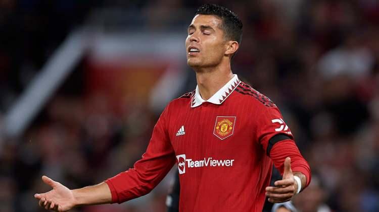 <p>Verdiği röportajda Manchester United'ın durumuna da değinen Ronaldo, “Manchester United'ı böyle görmek beni üzüyor. Orada Şampiyonlar Ligi, Ballon D'Or kazandık. Uzun yıllar oynadım. Orada 14 kupa kazandım! Manchester United benim kalbimde ve çok seviyorum. Ne yazık ki takımda şuan bir yapı yok. Bu sene şampiyon olamazlar. Puan tablosunda çok gerideler. Şuan doğru yolda olduklarını düşünmüyorum. Değişikliğe ihtiyaçları var.” ifadelerini kullandı.</p>
