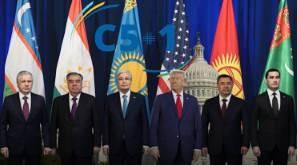 <p>Rahman, söz konusu ülkelerin zengin kaynaklara sahip olduğunu ve bu konuda hem ABD hem de Avrupa ülkeleriyle işbirliği yapmaya hazır olduklarını sözlerine ekledi.</p>

<p><br />
Kırgızistan Cumhurbaşkanı Caparov da ABD ile C5 ülkeleri arasındaki işbirliğinin birçok alanda geliştirilebileceğini ve bu zirvenin önemli bir dönüm noktası olduğunu kaydetti.</p>

<p> </p>

<p>Özellikle ekonomik, ticari ve nadir elementler konusunda önemli işbirliği imkanları olduğunu anlatan Caparov, ABD ile bu konularda yeni işbirliklerine hazır olduklarını söyledi.</p>

<p> </p>
