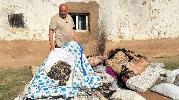 <p><em><strong>Her gün birkaç defa yangın çıkıyor. İçeri giremiyoruz, dışarıda kalmak zorundayız.</strong></em></p>

<p><em><strong>Komşunun evine gittik, orada da gece yaktık yandı. </strong></em></p>

<p><em><strong>Çok tedirginiz. İçeri giremiyoruz, her girdiğimizde bir yangın çıkıyor"</strong></em> diye konuşarak yetkililerden yardım istedi.</p>

<p> </p>
