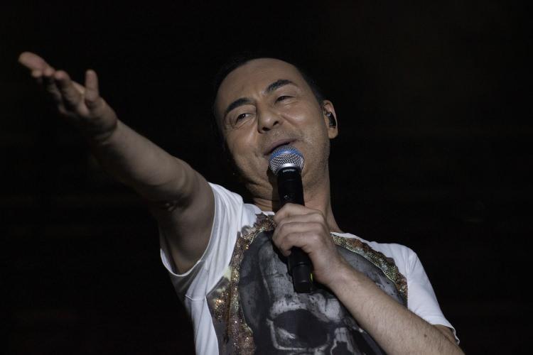 <p><strong>Sonra herkesi eşit görmeyi öğrendim. Ondan sonra böyle oldu. Hastalık gelince de hayat daha kıymetli oldu. Okyanus kadar kız verse evlendirseler beni ayağımı versin ve huzurla öleyim derim"</strong></p>
