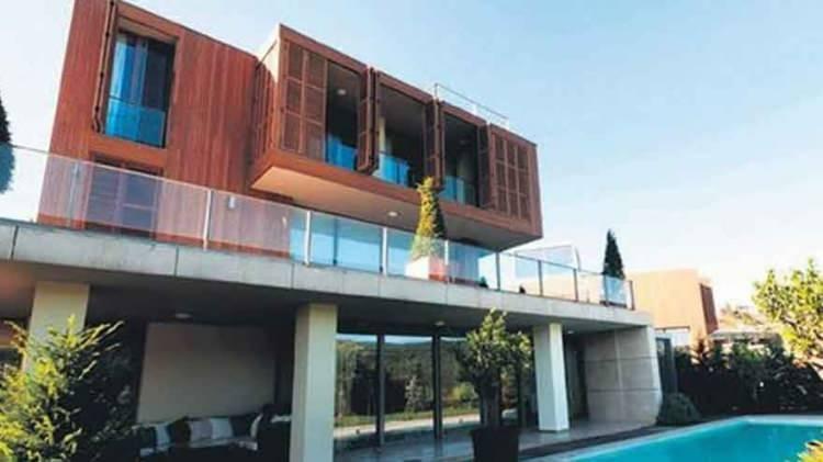 <p>Üstelik binanın zemin katında bir dükkân da bulunduğunu söyleyen Sibel Can, o dönemde bölgedeki evlerin oldukça uygun fiyatlı olduğunu da ekledi:</p>
