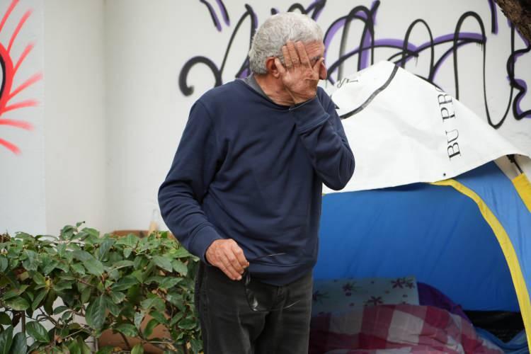 <p>Tilif, eşinin tahliye edildiğini elektronik kelepçe kararıyla aynı gün öğrendiğini belirterek, "Isparta'da tedavi görüyordum. Aradılar, ‘Zülbiye Hanım tahliye oluyor, kelepçe takılacak' dediler. Eve bin metre yaklaşamıyor. Beach Park'ta banklarda yattığını duydum, vicdan yaptım, gecenin üçünde buldum, eve götürdüm. Avukatımı bile aramadan kelepçeyi çıkarttırdım, uzaklaştırmayı kaldırdım. Eve aldım, geldim.</p>
