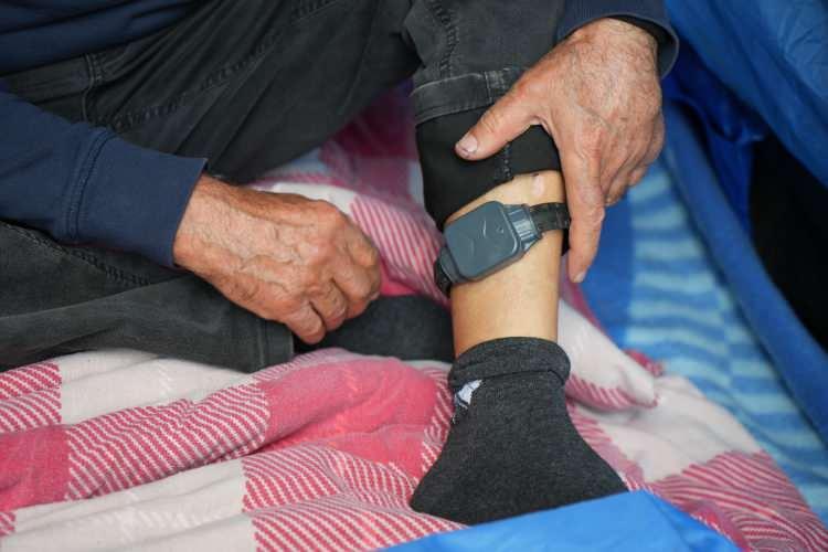 <p>'ADLİYE YAKININDA DİRENİŞİNİ SÜRDÜRÜYOR'</p>

<p> </p>

<p>Şu anda Antalya Adliyesi'nin hemen yakınındaki bir parkta kurduğu çadırda yaşamını sürdüren Necdet Tilif, yardım çağrısında bulunarak, "Direnmeye devam ediyorum. Yardım istiyorum insanlardan. Ben hümanist bir insanım, değişemem. Rahmetli annem beni kana kanla değil, gönül kazanmam için büyüttü" sözleriyle yaşadığı durumu anlattı. Tilif ayrıca, çadırının arkasındaki duvara astığı, kendisine ait yaralanma fotoğraflarını ve yaşadığı çadırı gösteren kareleri birleştirerek hazırladığı afişle sesini duyurmaya çalışıyor.</p>

<p> </p>
