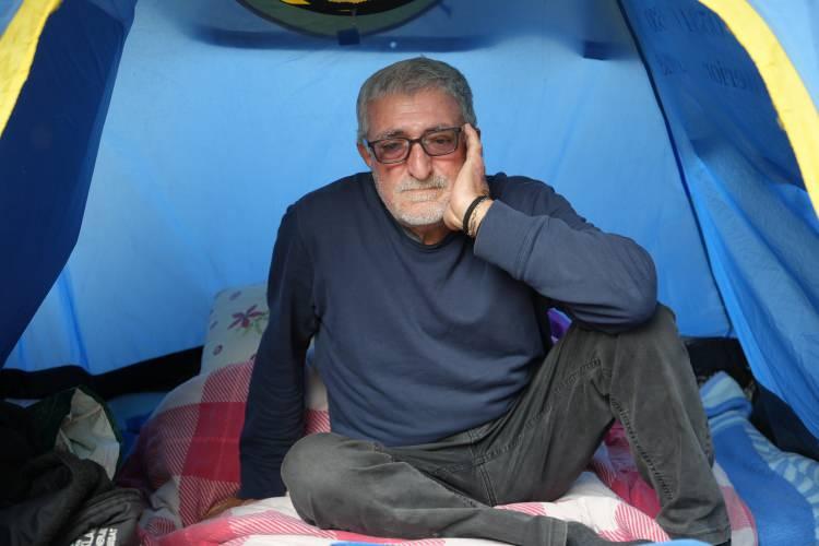 <p>Eşi Z.T.'nin "kasten öldürmeye teşebbüs" suçundan tutuklanıp 3 ay cezaevinde kaldıktan sonra şartlı tahliye ile serbest bırakıldığını öğrendiğinde, onu banklarda yatarken bulduğunu anlatan Tilif, <strong>"vicdan yaptım" diyerek eşini yeniden evine götürdü. Ancak bir gün sonra kendisi hakkında elektronik kelepçe ve uzaklaştırma kararı</strong> çıkarıldığını öğrenen Tilif, şimdi adliye yakınındaki bir parkta kurduğu çadırda yaşam mücadelesi veriyor.</p>

<p> </p>
