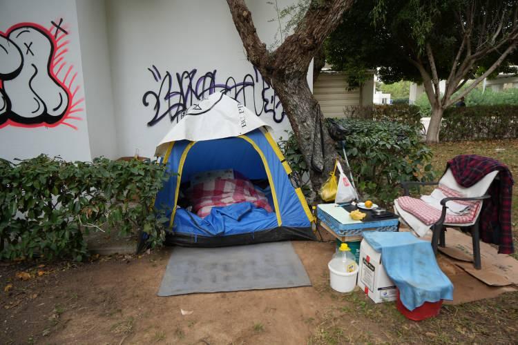 <p>'BOŞANMA VE TAPU İPTAL DAVAM SÜRÜYOR AMA TAPU KALMADI'</p>

<p>Zor şartlar altında yaşam mücadelesi veren Necdet Tilif, boşanma ve tapu iptal davasının sürdüğünü, ancak evinin eşi tarafından satıldığını iddia etti. Tilif, <strong>"Ben insanlık yaptım, ama hep iyi niyetimden vuruldum. Çok zoruma gidiyor, canım acıyor, üşüyorum. 10 Ağustos 2024'ten beri sokaklardayım. 64 yaşındayım. Boşanma davam sürüyor ama tapu kalmadı ki"</strong> ifadelerini kullandı.</p>
