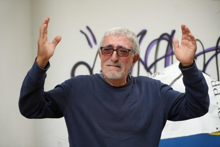 <p><span style="color:#B22222"><strong>OLAY GE&Ccedil;MİŞİ</strong></span></p>

<p>&nbsp;</p>

<p>Necdet Tilif, d&ouml;rt yıl &ouml;nce sosyal medya &uuml;zerinden tanıştığı Z.T. ile evlenmesinin ardından hayatının kabusa d&ouml;nd&uuml;ğ&uuml;n&uuml; ileri s&uuml;rm&uuml;ş, evliliğin 10. g&uuml;n&uuml;nde tapu tartışması yaşandığını, eşinin kendisinden evin tamamını &uuml;zerine almasını istediğini belirtmiş, yaşanan tartışmaların ardından eşinin sık sık evi terk ettiğini ve zaman zaman darp raporu alarak şik&acirc;yetlerde bulunduğunu s&ouml;ylemişti. Tilif, "Tapuyu bana yap diye tutturdu, ben de ortak m&uuml;lkiyet, yani m&uuml;şterek tapu yaptım. Dedim ki bu m&uuml;şterek tapuda taraflardan birinin onayı olmadan asla satılamaz. Bir ay sonra tekrar ka&ccedil;tı. &lsquo;Evin tamamını vermezsen gelmem' dedi. Yuvayı kurtarayım diye verdim ama sonunda sokakta kaldım" şeklinde konuşmuştu.</p>
