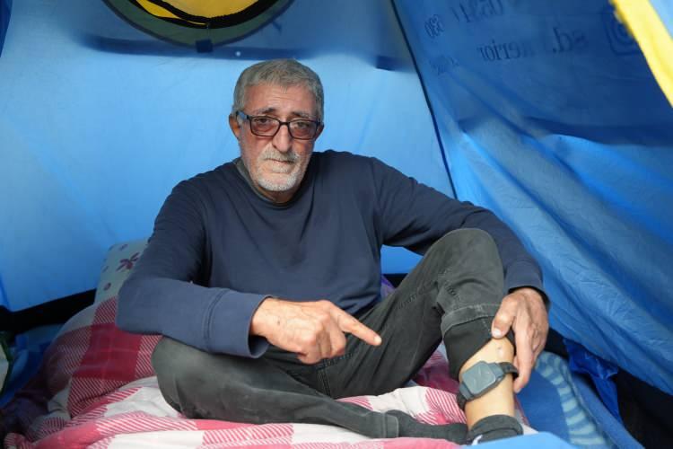 <p>"Yine zulüm devam ediyor. Evimin satıldığını öğrendim. Evimi 10. ayın 14'ünde, yani 14 Ekim 2025'te satmışlar. Beni acıtan bıçak darbeleri değil, beni acıtan şu kelepçeyi takan. Bana 25 Mayıs'ta 19 bıçak vuranın talebi üzerine alınıyor. Döşemealtı'ndaydım, belediyeyle yıldızımız barışmadı. Borç harç bir araç tuttum, çadırımı Meltem Mahallesi'ne, adliyeye 200 metre yakına taşıdım. Şimdi burada yaşamaya çalışıyorum."</p>

<p> </p>
