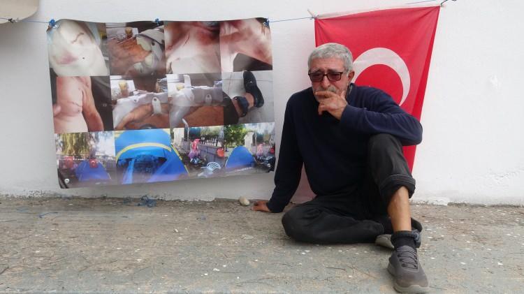 <p>Bütün dostlarım bana beter ol dediler Katilini nasıl affedersin, nasıl eve alırsın diye. Haklılar. Bu kelepçeyle anladım. Avukatını aramış. Bana elektronik kelepçe ve iki ay evden uzaklaştırma kararı çıkartmış. Dolayısıyla kelepçeyle bin metre yaklaşamıyorum, evi rahat rahat satabilmek için taktılar bu kelepçeyi. Ben yine de insanlık yaptım, pişman değilim" dedi.</p>

<p> </p>
