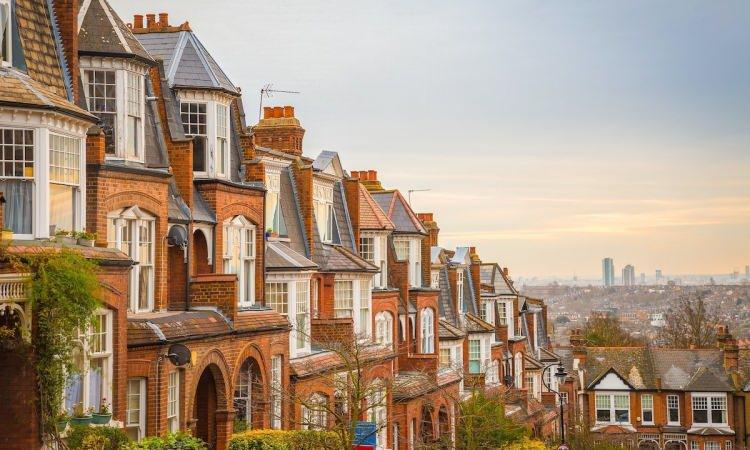 <p><strong>Son dönemlerde Amerikalı zenginler, konomik durgunluk ve vergi artışlarının etkisiyle zor günler geçiren Londra'nın lüks konut piyasasını yakından takip ediyor. Geçtiğimiz nisan ayında Silikon Vadisi yatırımcısı Matt Cohler, Notting Hill bölgesinde yaklaşık 22 milyon sterline bir ev satın almıştı. Aynı şekilde, medya devi Thomson Reuters'ın sahiplerinden bir aile üyesi de 25 milyon sterlinlik bir daire satın almıştı.</strong></p>
