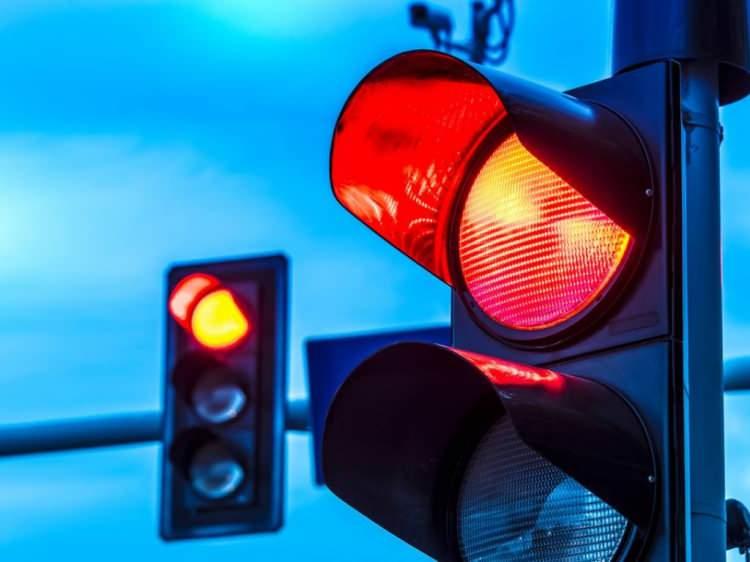 <p><strong><span style="color:#B22222">KIRMIZI IŞIKTA KAZA YAPANİN EHLİYETİ </span> |  60 GÜN GİDECEK</strong></p>

<p> </p>

<p>Kırmızı ışık ihlali sonucu kazaya sebep olan sürücünün ehliyeti 60 gün geri alınacak.</p>
