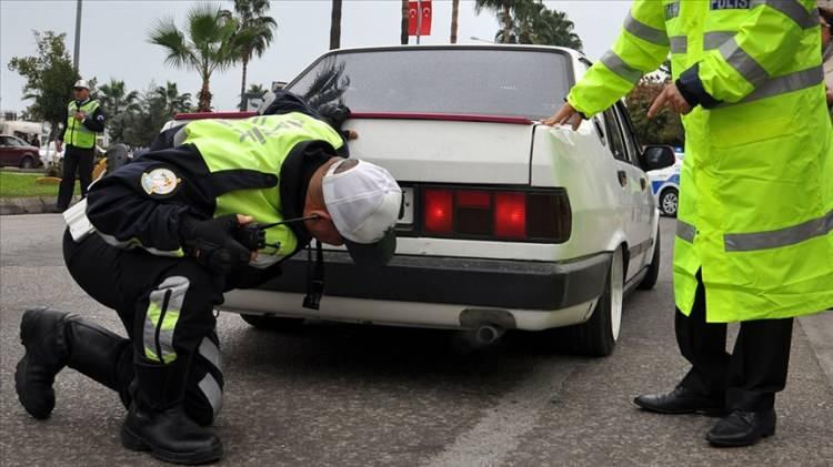 <p><strong><span style="color:#B22222">ÇEVREYİ KİRLETEN EGZOZ MODİFİKASYONUNA </span> |  16 BİN TL CEZA</strong></p>

<p> </p>

<p>Çevreyi rahatsız edecek şekilde gürültü çıkaran egzoz ve benzeri araç modifikasyonlarında 16 bin TL ceza uygulanacak. </p>
