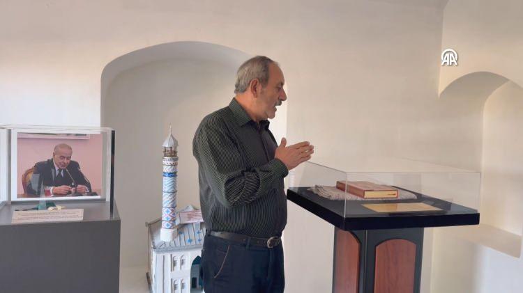 <p>"Ağdam Ulu Cami" olarak da bilinen tarihi yapıdan işgal döneminde alınarak Haydar Aliyev'e verilen ve bölgenin işgalden kurtarılmasının ardından geri getirilen taş parçası ile Azerbaycan Cumhurbaşkanı İlham Aliyev tarafından Kabe'den getirilerek hediye edilen Kur'an-ı Kerim de camide yer alıyor.</p> <p> </p>