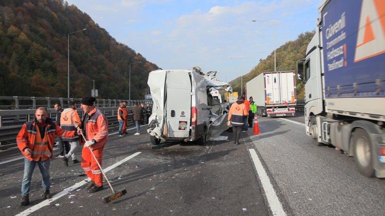 <p>Kaza, sabah saatlerinde Anadolu Otoyolu'nun Bolu Dağı Tüneli çıkışındaki viyadük üzerinde meydana geldi. </p>
