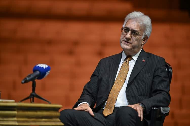 <p>Devlet Tiyatroları Genel Müdürü Tamer Karadağlı, "<strong>Türkiye'deki en kaliteli tiyatroyu sunmak için çaba gösteriyoruz."</strong> dedi.</p>

<p>Karadağlı, Devlet Tiyatrolarındaki (DT) yeniliklere ve açılacak yeni sahnelere ilişkin AA muhabirine açıklamada bulundu.</p>
