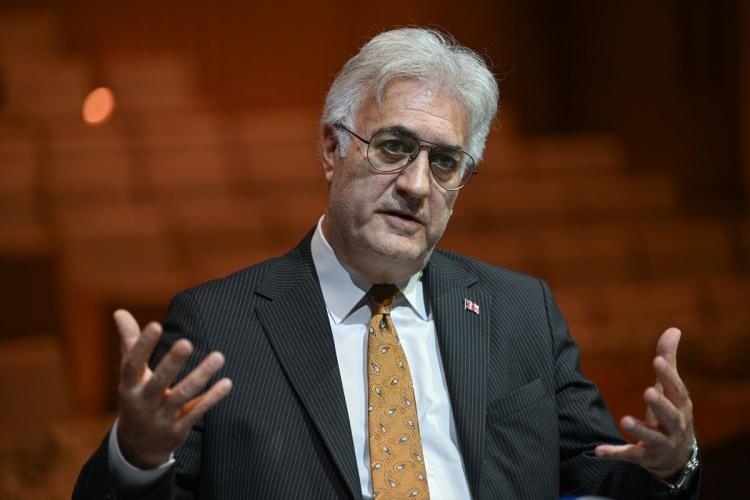 <p>DT'nin yerleşik sahneler ve turnelerle Türkiye'nin her yerine giden en faal sanatsal kurum olduğunu ve bu sezon sahne sayısının 59'dan 64'e çıktığını belirterek, <strong>"Önümüzdeki sene 70'e çıkarmayı hedefliyoruz. Buradan çok güzel bir haber de vereyim, çok yakın zamanda Hatay DT'yi kuruyoruz. Arkasından da Kars DT'yi kuracağız. Yeni sahneler kazandırmaya özen gösteriyoruz. DT daha önce hiç 2 milyon seyirciye ulaşmamıştı. Biz çok doğru bir program ve doğru bir repertuvarla geçen sene 2 milyonu geçtik. Bu sene de aynı şekilde kendi rekorumuzu kırdık. Son derece sevinçliyiz."</strong> ifadelerini kullandı.</p>
