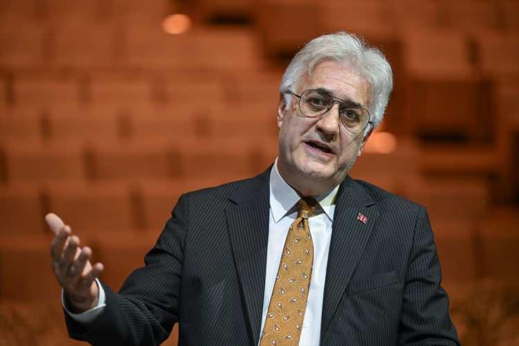 <p><strong>"KENDİ REKORUMUZU DA GEÇMEK İÇİN UĞRAŞACAĞIZ"</strong></p>

<p>İnsanların tiyatroya ilgisini daha kalıcı kılmanın önemine işaret eden Karadağlı, şunları kaydetti: <strong>"Bizim halkla iç içe olmamız gerekiyor ve Türkiye gibi bir ülkede seyirci sayısının 2 milyon bandında dolaşması çok düşük. Biz bunu mümkün olduğunca yukarı çekmek için uğraşıyoruz. Halkın beğeneceği oyunları, repertuvarı yapmak için sadece ben değil hem bölge müdürlerim hem genel müdürlükte çalışan arkadaşlarımla deli gibi çalışıyoruz. Bu değişimi yapmak bizi daha da motive ediyor. Çünkü ilk geldiğim yıl 1 milyon 100 bin seyirci sayısını 2 milyon 200 bine çıkarmak çok önemliydi. Ben de orada kendime şunu söyledim, 'Sınıfı geçtim.' Şimdi kendi rekorumuzu da geçmek için uğraşacağız."</strong></p>
