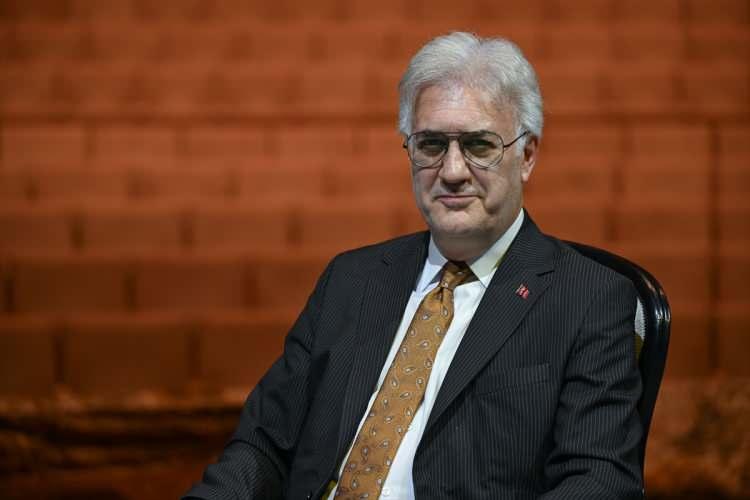 <p><strong>"EN KALİTELİ TİYATROYU SUNMAK İÇİN ÇABA GÖSTERİYORUZ"</strong></p>

<p>Karadağlı, DT'nin kar amaçlı bir kurum olmadığını aktararak, <strong>"Özel tiyatroları düşündüğümüz zaman aslında neredeyse onda bir fiyatına bu hizmeti veriyoruz. Bu hizmeti verirken de Türkiye'deki en kaliteli tiyatroyu sunmak için çaba gösteriyoruz. Çünkü bizim dekorumuz, kostümümüz, kunduracımız dahil, çok büyük bir emek var ve bunu neredeyse bir tavuk döner parasına seyredebiliyorlar. Bizim bu imkanı zaten sunabilmemiz lazım. Çünkü biz DT'yiz, kar edelim diye uğraşmıyoruz. Çok ucuz şeyin değeri olmaz ya, onu çok doğru ayarlamaya özen gösteriyoruz. Ankara, İstanbul ve İzmir dışında, Anadolu'daki sahnelerimizde fiyatlarımız daha da düşük."</strong> diye konuştu.</p>
