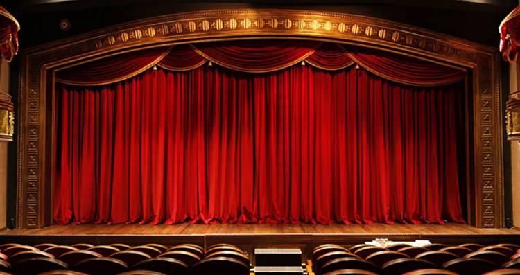 <p>Genç tiyatrocular için DT'nin projelerine de değinen Karadağlı, <strong>"Genç Sahne kendini genç hisseden, gençlerin de olduğu, ilk defa yönetmenlik yapan, sahnede olmak isteyenlere açtığımız bir kapı aslında. Kampüslerde, üniversitelerde bununla ilgili çok ciddi çalışmalarımız var. Bu çalışmalarımız devam edecek. İlk defa yönetmenlik yapmak isteyen ya da başka meslekten olup da tiyatroya gönül vermiş insanları tiyatroya çekmek için elimizden ne geliyorsa yapıyoruz."</strong> değerlendirmesinde bulundu.</p>
