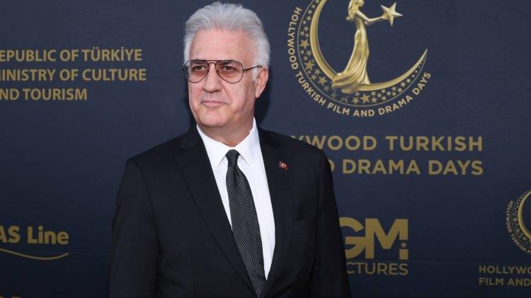 <p>Karadağlı, DT'ye sunulan eserlerin, projelerin Edebi Kurul'dan geçmesi gerektiğini aktararak, <strong>"Bütün yazarlarımıza söylediğimiz şey aynı. 'Lütfen yazdığınız oyunları bize gönderin. Biz Edebi Kurula sokalım. Edebi Kuruldan geçerse kendi bünyemize alıp, repertuvarımıza kazandıralım.' Eğer o oyun bir yönetmen tarafından seçilir ve repertuvara girerse ondan sonra dramaturji çalışmaları yapılır ve sahneye koyulur. Herkes yollayabilir oyunlarını DT'ye. Edebi kuruldan geçtikten sonra bizim repertuvarımızda yer alabilir."</strong> ifadelerini kullandı. Sanatın toplumsal bir değişim aracı olduğunu sözlerine ekleyen Karadağlı, sanatın subjektif, sorgulayan, 'neden' sorusunu çok fazla soran bir değişim aracı olduğunun altını çizdi.</p>
