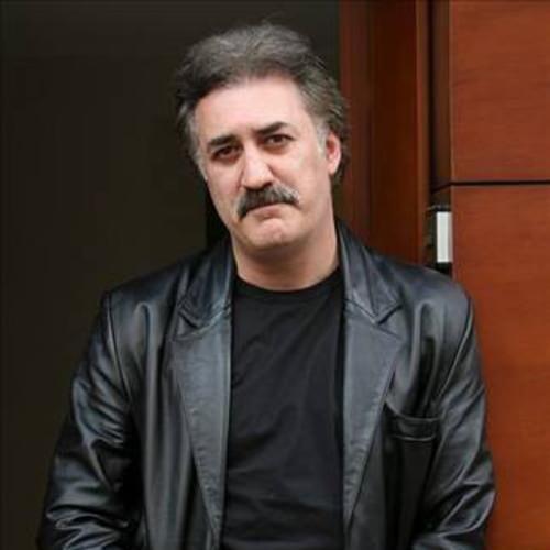 <p><strong>"Bizim dekoratörlerimiz işinin ehli insanlar. Sanat teknik bölümümüz Türkiye'de eşi benzeri olmayan işler yapıyor gerçekten. Hepsi gerçekten çok kalifiye elemanlar. Sanat teknik ekibim aslında sayısal olarak 20 sene öncesinin DT büyüklüğüne göre çalışıyor halbuki DT büyüdü. Sanat teknik ekibi iki misli çalışıyor ve aynı kalitede işler çıkarıyor. Bu anlamda her fırsatta onlara teşekkür ediyorum. Burada da onlara teşekkür etmek istiyorum. Bizim sanat teknik ekibimiz çok iyi ve çok güçlü. Dekorların tasarımından dekorların yapımına kadar hepsi ile çok ince şekilde ilgileniliyor. Kendi kunduracılarımız, perukacılarımız, şapkacılarımız var. Bu sadece İstanbul için geçerli değil. Bunun 10 kat büyüğü Ankara'da. Marangozundan demircisine, kaynakçısından kunduracısına, perukacısına kadar, bant sistemiyle çıkıyor."</strong></p>
