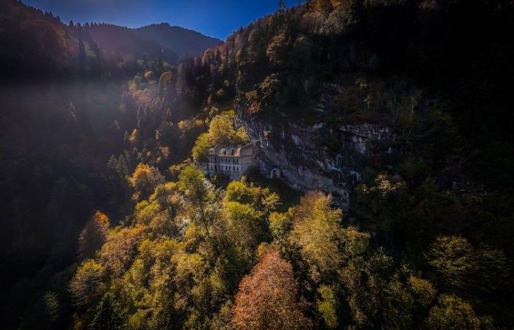 <p><strong>Sarı, turuncu, kızıl ve kahverenginin görkemli renklerini gözler önüne seren sonbahar mevsimiyle, doğa adeta bir yağlı boya tablosunu anımsatıyor. Doğanın sıcak dokunuşunu derinden hissettiren bu güzel mevsimde tarihi yapılarda farklı bir bakış açısına bürünüyor.</strong></p>
